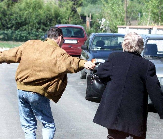 Altri due scippi: aggredita una donna incinta, anziana derubata della catenina 