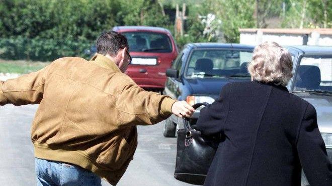 Altri due scippi: aggredita una donna incinta, anziana derubata della catenina