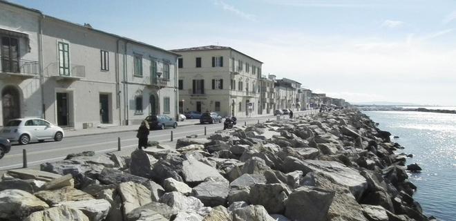 Allarme per il fumo e il cattivo odore, bruciavano i rifiuti delle stalle 
