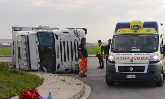 Si ribalta camion carico di carne