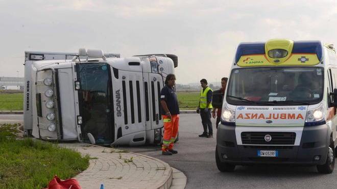Si ribalta camion carico di carne