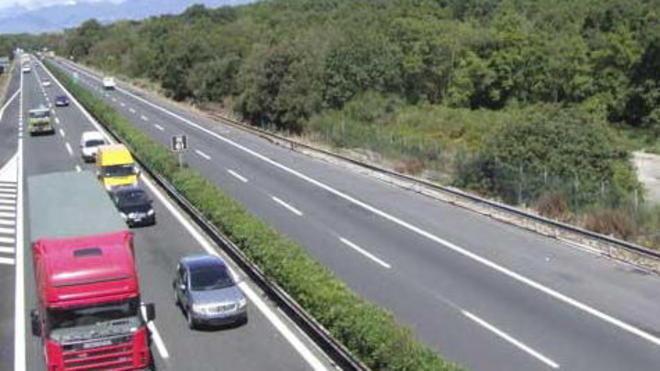 Si ferma sulla corsia d’emergenza travolto e ucciso da un furgone 