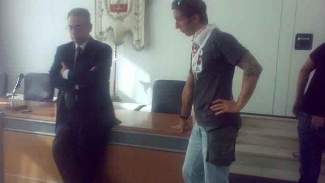 «Non voglio soldi ma lavoro per mio figlio»