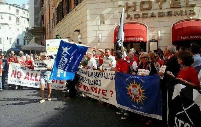 Monetine contro i balneari “traditori” 