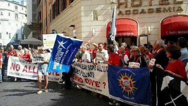 Monetine contro i balneari “traditori”