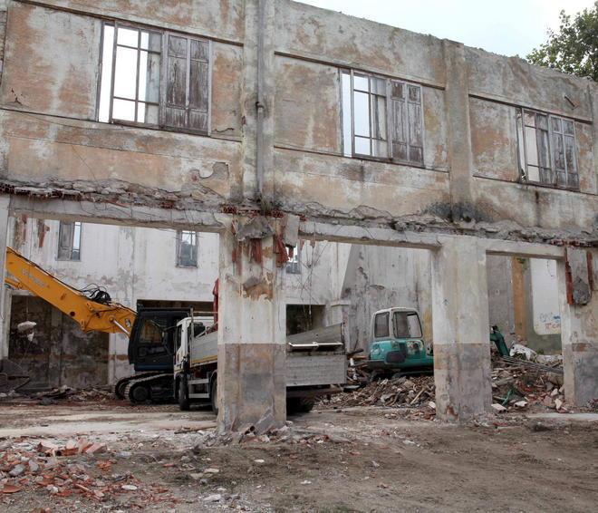 Cade a pezzi l’ex cinema Evacuata un’abitazione 