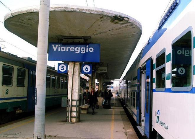 Dimezzati i treni per Lucca 