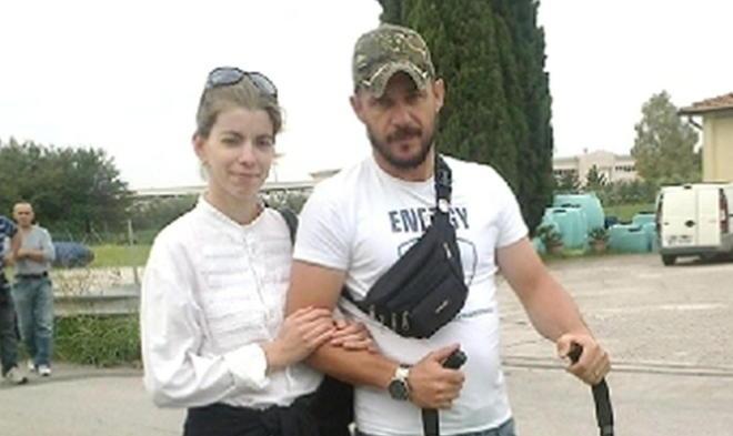 Loriano in marcia insieme alla moglie e alla piccola Stella 