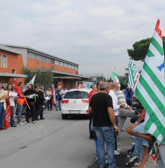Sit-in fuori dal polo fiere di Sorbano 