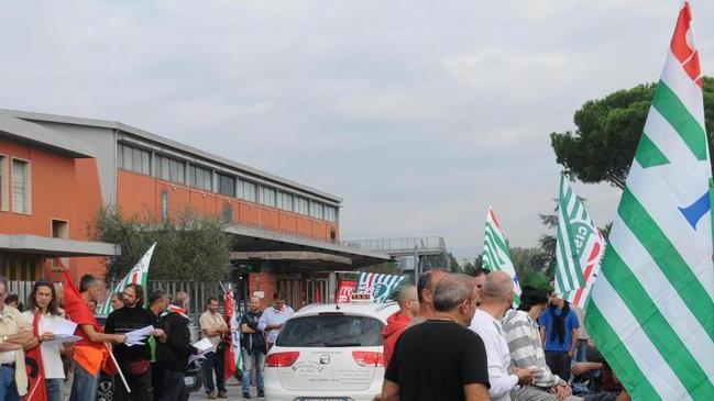 Sit-in fuori dal polo fiere di Sorbano