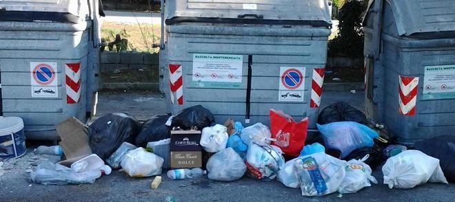Rifiuti abbandonati nonostante il porta a porta