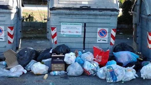 Rifiuti abbandonati nonostante il porta a porta