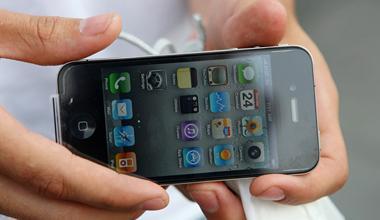 Compra l’iPhone in negozio ma scopre che è falso 