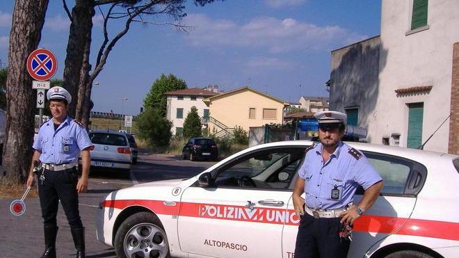 Lancia portaceneri in testa a un commerciante, arrestato
