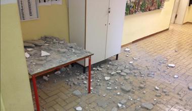 Cade pezzo di intonaco dalla scuola di Braccagni 