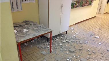 Cade pezzo di intonaco dalla scuola di Braccagni