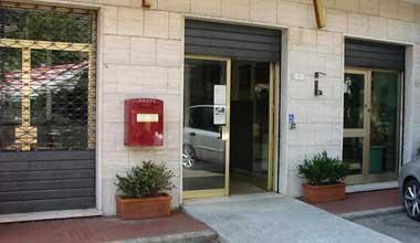 Gavinana, si incatenano all’Ufficio postale 
