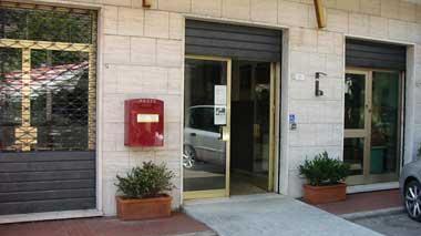Gavinana, si incatenano all’Ufficio postale
