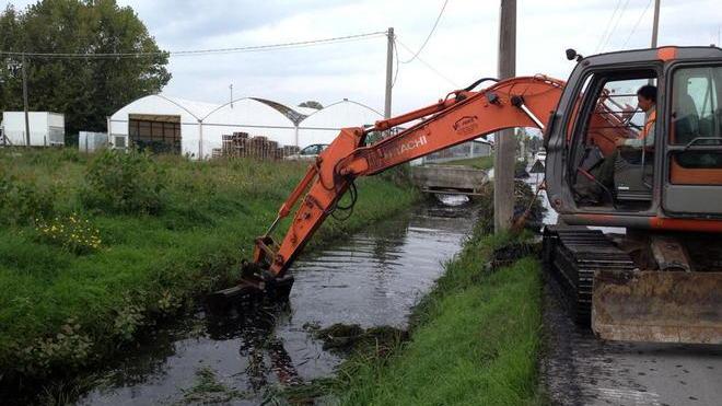 Rottami e rifiuti nel canale trasformato in discarica