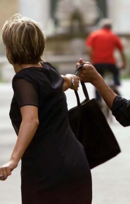 Scippano anche le donne incinte 