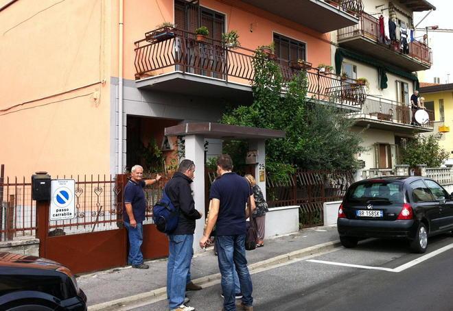 Pianta il coltello nel collo della fidanzata 