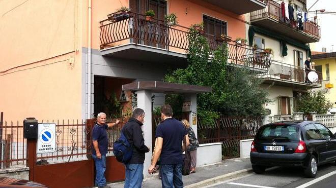 Pianta il coltello nel collo della fidanzata