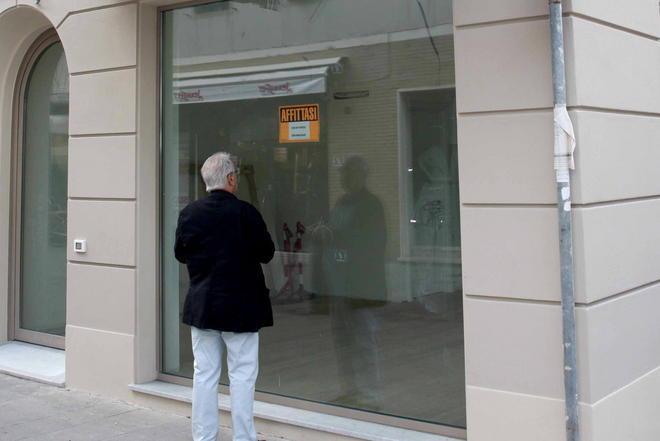 Crisi e costi alle stelle Raddoppia il numero dei negozi sfitti o in vendita 