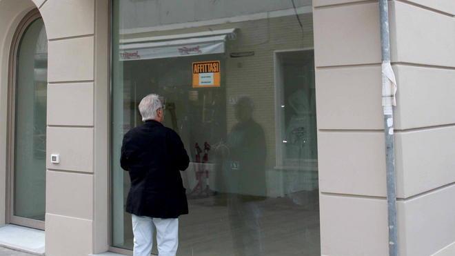 Crisi e costi alle stelle Raddoppia il numero dei negozi sfitti o in vendita