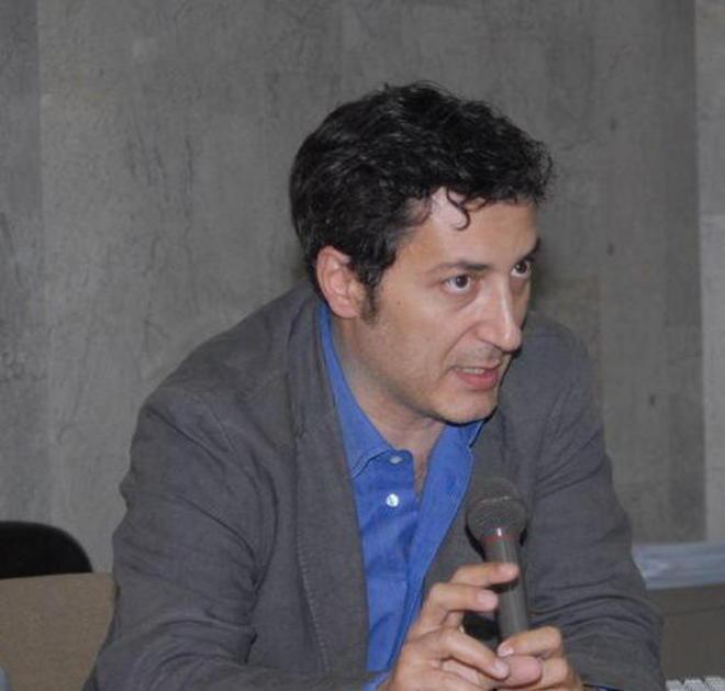 Picchia la compagna e le porta via il figlio 