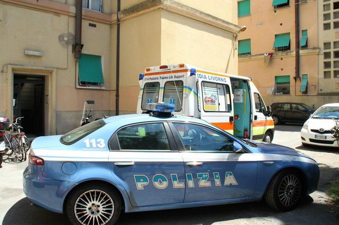 Trova una borsa con tremila euro e la restituisce al proprietario 