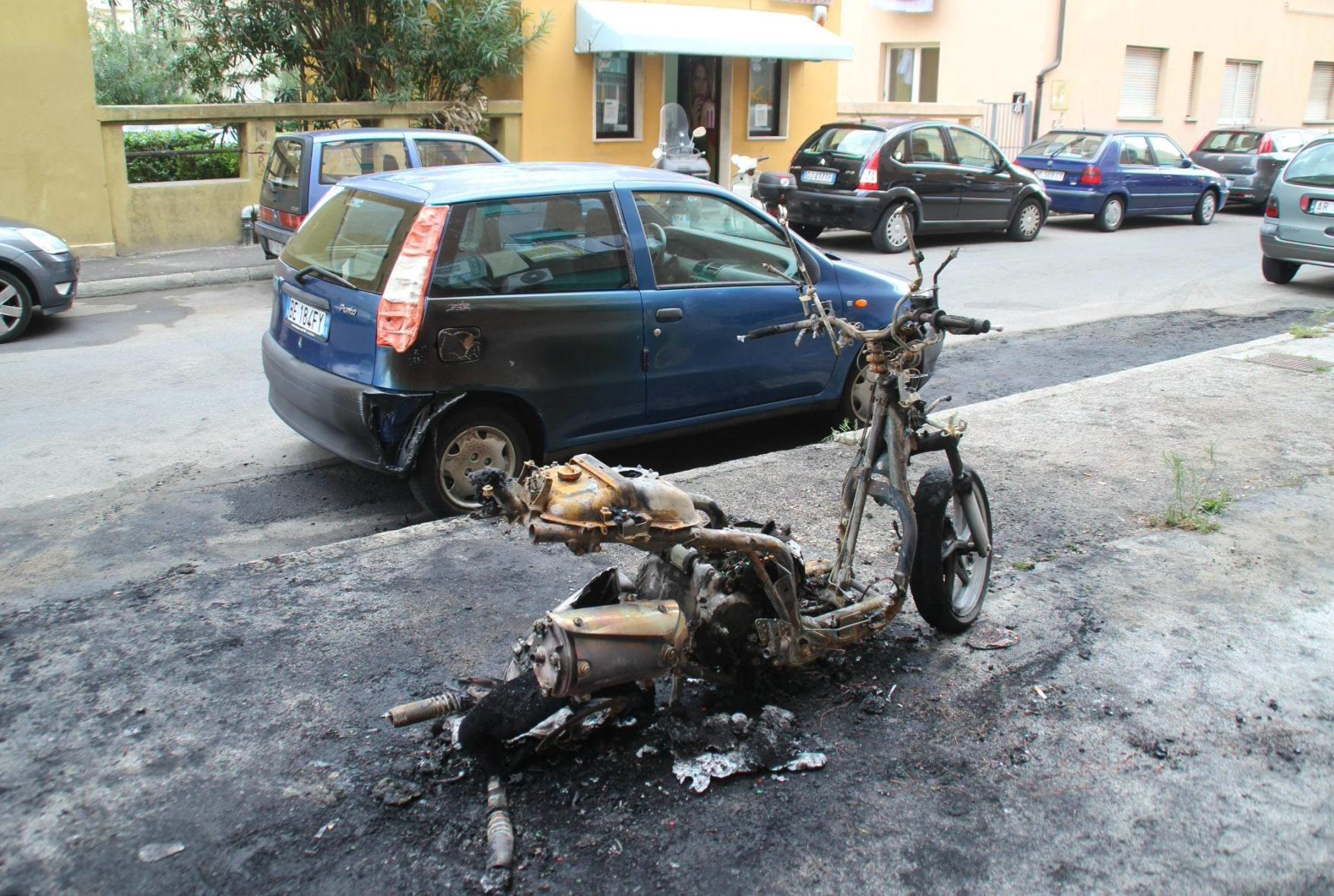 Tre scooter e due auto dati alle fiamme in via Bixio 