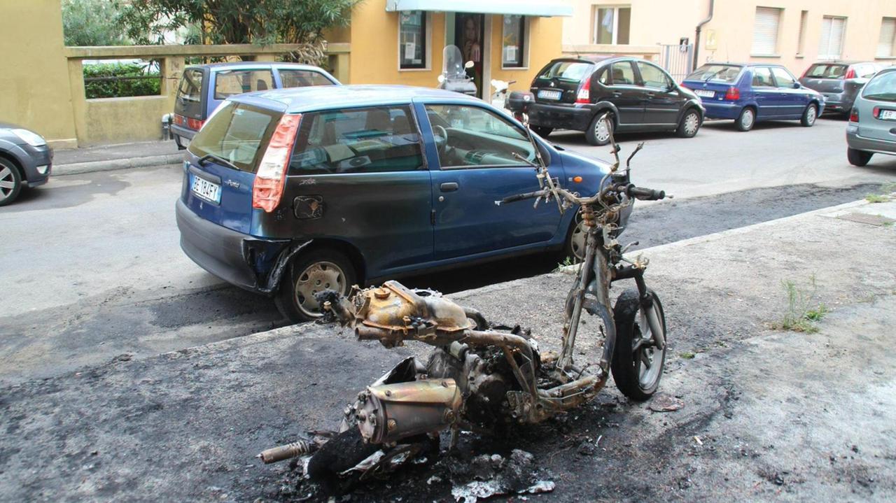 Tre scooter e due auto dati alle fiamme in via Bixio