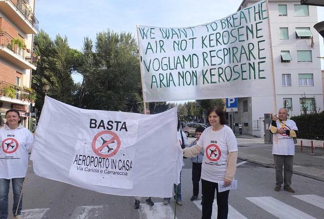 Prigionieri tra aeroporto e superstrada, cittadini di nuovo in piazza 