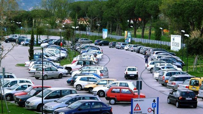 Donna minacciata nel parcheggio dell’ospedale