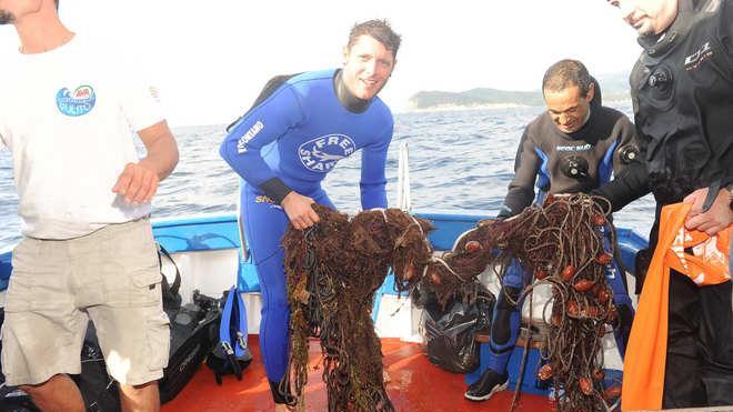 Aldo Montano e altri 149 sub ripuliscono i fondali dell’isola d’Elba