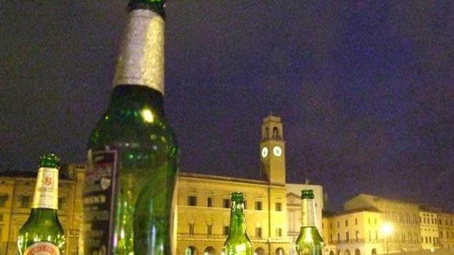 Il tappeto di bottiglie fa irritare il sindaco