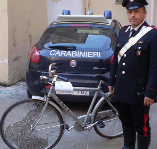 Ruba la borsa a una donna in bici, preso