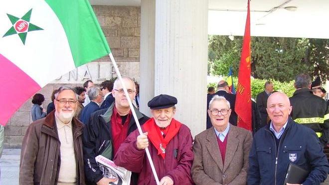 Centocinquanta firme per le poste