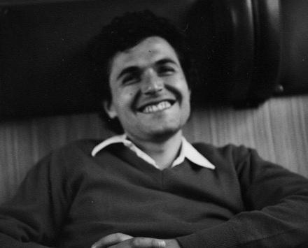 Sulla terra leggeri, l’ironia e il disincanto di un poeta delle città 