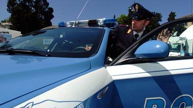 Gettano la cocaina dal finestrino ma vengono scoperti e denunciati