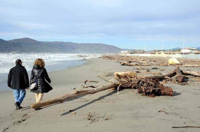 Cadavere ritrovato sulla spiaggia di Marina di Carrara 