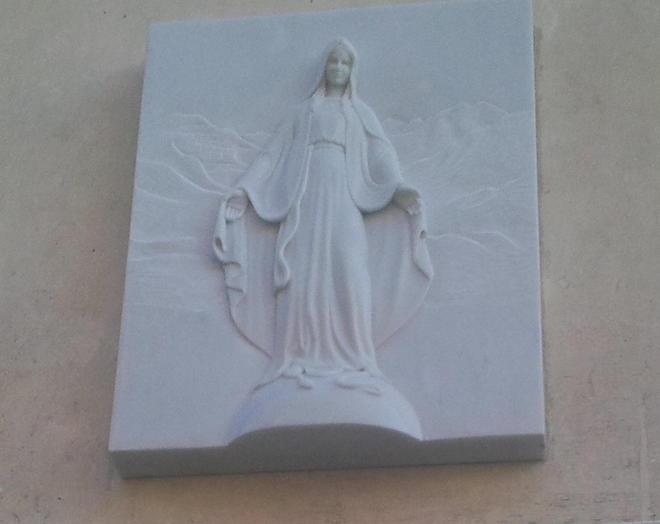 Donata a Roma l’opera in marmo che sostituisce la statua distrutta l’anno scorso 