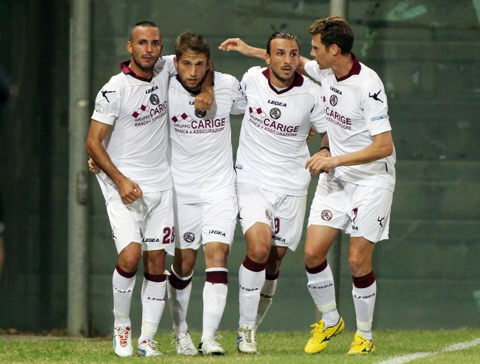 Il Livorno sbanca Reggio e insegue il Sassuolo