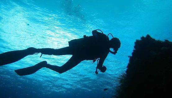 Targa sott’acqua per il vigile del fuoco che amava il mare