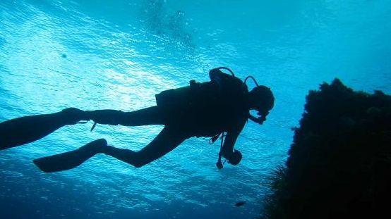 Targa sott’acqua per il vigile del fuoco che amava il mare