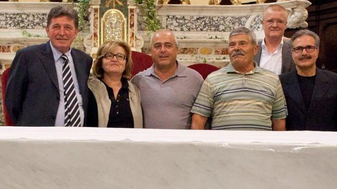 Folla e commozione per il nuovo altare con ambone