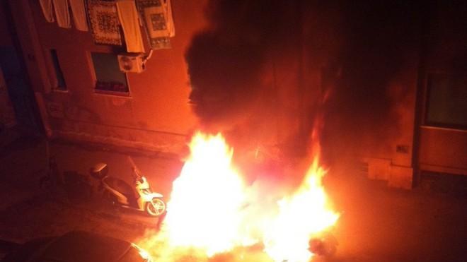 Notte di fuoco, bruciano scooter e auto