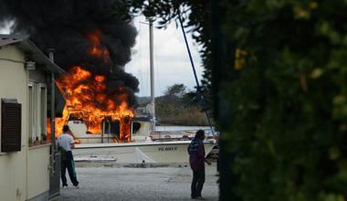 Distrutta dal fuoco una barca di undici metri attrezzata per la pesca sportiva 