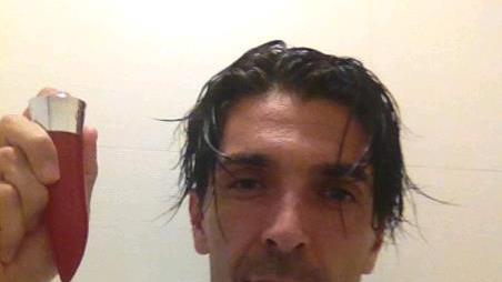 Il corno di Buffon su Facebook per la vittoria della Carrarese