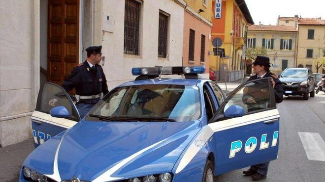 Si sdraia nella vasca e si spara in gola